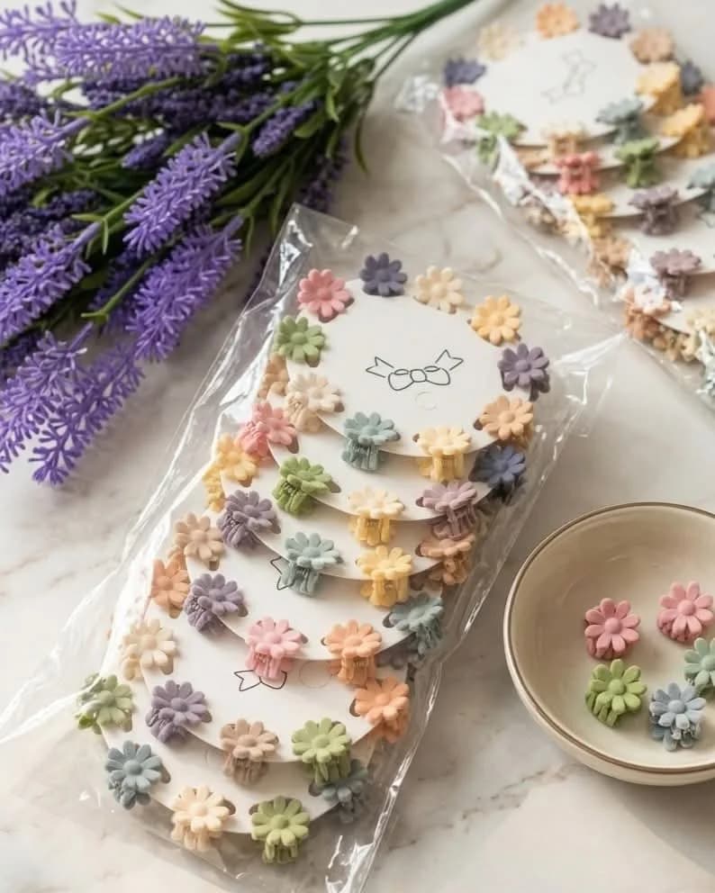 Cards of pastel mini daisy clips